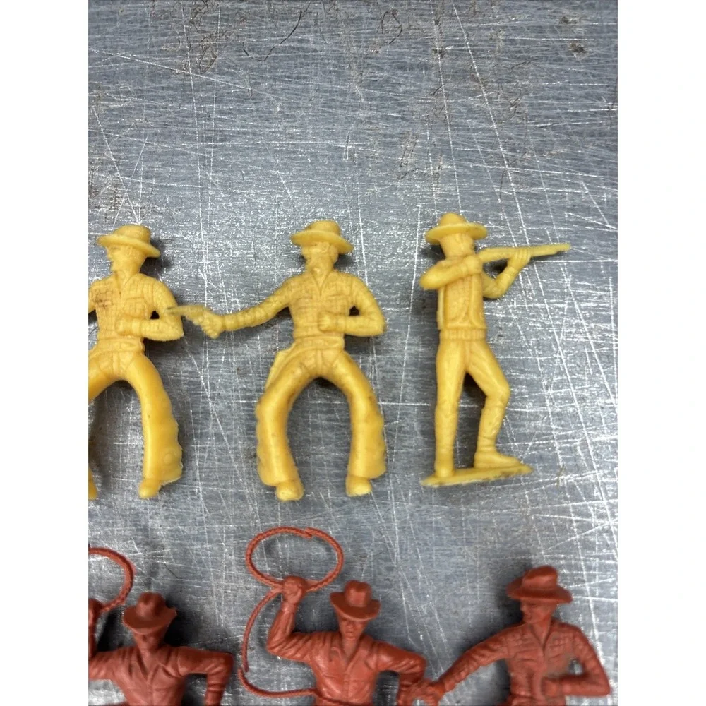 Lot Of 9 Vintage MPC Plastic Cowboy Figures Various Colors Riding‎ Lasso Shooter
